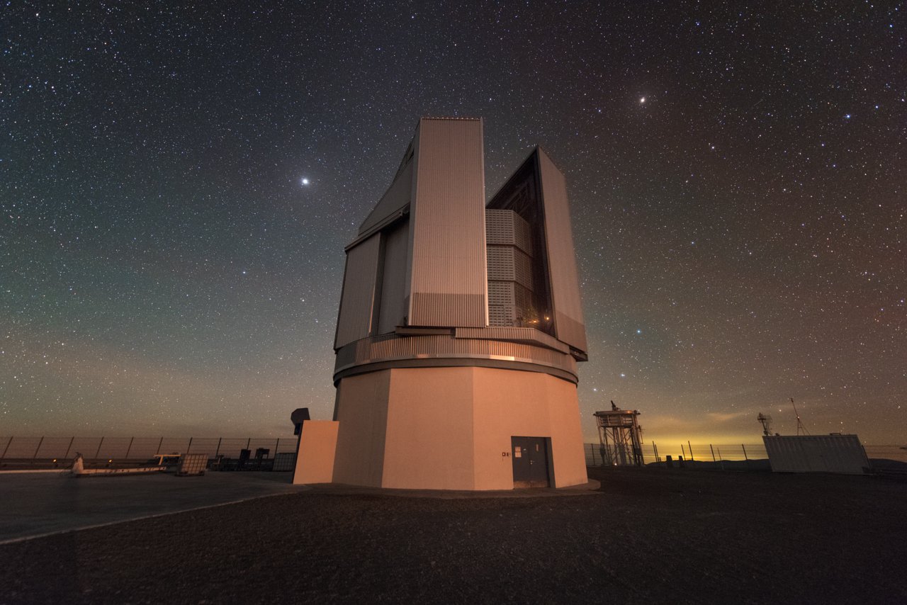 Observatorium med teleskop under stjärnhimmel – astronomisk forskning